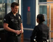 Officer Nolan (Nathan Fillion) gibt Officer Juarez (Lisseth Chavez) Tipps auf den Weg, bevor sie mit Polizeichef Grey auf Streife geht.