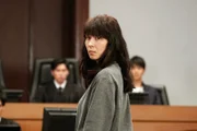 Vor Gericht soll die Angeklagte Mizuho (Miki Mizuno) ihre Sicht der Dinge schildern.