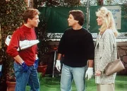 Tony (Tony Danza, M.) versucht, sich mit dem Baseball-Jungstar Charlie (Sean Kanan, l.) anzufreunden, damit dieser bei Angela (Judith Light, r.) einen Werbevertrag unterschreibt.