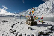 Buddhistische Gebetsfähnchen am Tilicho-See in 4.919 Meter Höhe