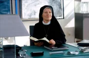 Mutter Oberin (Rosel Zech) am Schreibtisch im Mutterhaus.
