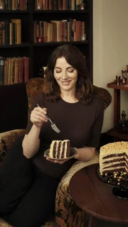 Nigella macht einen geschichteten Schokoladen- und Erdnussbutterkuchen.