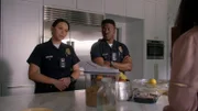 Officer Lucy Chen (Melissa O'Neil) und Aaron Thorsen (Tru Valentino) erhalten einen dringenden Einsatz, der sie in ein Haus führt.