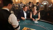 Virginia (Lizzy Caplan, r.) hat Dan Logan (Josh Charles, M.) auf seine Geschäftsreise nach Las Vegas begleitet. Gemeinsam genießen sie einen Abend im Casino.