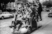 Zu den populärsten Kleinwagen der Nachkriegszeit zählt in Frankreich der Citroën 2CV. Auch in Deutschland macht das Auto unter dem Spitznamen „Ente“ Karriere und wird zum Kultfahrzeug einer Generation, die sich teure Autos nicht leisten kann.