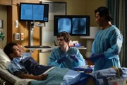 L-R: Billy Cayman (Mason Gooding) und Dr. Shaun Murphy (Freddie Highmore) und Dr. Alex Park (Will Yun Lee)