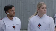 Um mit Casper die Kinder zu befreien, hat Nima die Cleaner-Uniform angezogen (v.l.n.r.: Buddy Vedder, Marije Zuurveld).