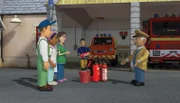 Die freiwillige Feuerwehr lernt die verschiedenen Feuerlöscher kennen.