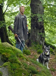 Pelle (Bernhard Bettermann) geht auf die Jagd.