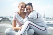 Lena (Jessica Lord, l.) und Ines (Eubha Akilade , r.) sind beste Freundinnen.Honorarfrei - nur für diese Sendung bei Nennung ZDF und Nicolas Velter.