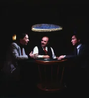Von links: Hugo Kremer (Karl Renar), Schöninger (Walter Sedlmayr) und Heinl (Elmar Wepper) beim verbotenen Glücksspiel.