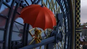 Der Teddybär ist am Regenschirm davongeschwebt.