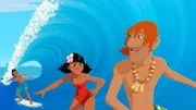 Jack (r.) will seiner alten Freundin Joanna beweisen, dass er noch so gut surfen kann wie vor 20 Jahren. Dabei bemerkt er nicht, dass ihn eine Welle auf die Felsen vor der Insel Maotou zutreibt. Timeti (M.) und Auru (l.) versuchen Jack zu warnen.