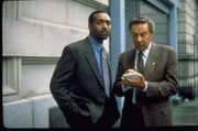 Detective Lennie Briscoe (Jerry Orbach, r.) und sein Kollege Ed Green (Jesse L. Martin, l.) ermitteln in einem neuen Fall ...