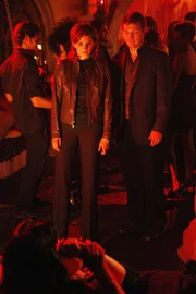 Richard Castle (Nathan Fillion, 2.v.l.) und Kate Beckett (Stana Katic, r.) sehen auf einer Party für Vampir-Fetischisten, wie eine junge Frau das Blut einer anderen saugt ...
