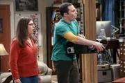 Sheldon (Jim Parsons, r.) will mit Hilfe eines Emotionendetektors lernen, die Gefühle seiner Freunde besser zu verstehen. Fragt sich nur, was Amy (Mayim Bialik, l.) und der Rest der Nerd-Crew davon halten werden ...