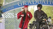 Erst in letzter Minute bringt Ty (Graham Wardle) Amy (Amber Marshall) zur Abschlussfeier ihrer Schule.