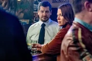 Claire (Jessica Schwarz) besucht Kessel (Fritz Karl) bei seiner Arbeit als Barmann in einer Kneipe auf St. Pauli.