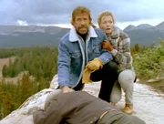 Walker (Chuck Norris) und Alex (Sheree J.Wilson,re.) wurden von drei M%nnern angegriffen. Zwei ihrer Begleiter wurden kaltbl¸tig ermordet.