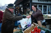 Am Naschmarkt ist seit einiger Zeit der Teufel los. Kommissar Moser (Tobias Moretti, r.) tarnt sich als Gemüseverkäufer, um undercover zu ermitteln. Inkognito trifft er auf Max Koch (Fritz Muliar, l.), der bei ihm am Stand einkaufen will.