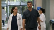 DOC – Es liegt in deinen Händen Staffel 2 Folge 12 Auf dem Weg zu einem Patienten: Matilde Gioli als Dr. Giulia Giordano, Luca Argentero als Dr. Andrea Fanti   Copyright: SRF/SONY Pictures