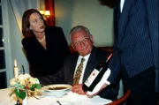Max Koch (Fritz Muliar, M.) verkostet 'undercover' in Luxusrestaurants teuren Wein ...