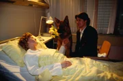 Rex und Kommissar Moser (Tobias Moretti, r.) besuchen Sylvia Hohenberg (Anne Kasprik, l.) die ihre Verletzungen im Krankenhaus auskuriert. Die junge Frau ist von einem Bekannten angeschossen worden. Rex überreicht den Blumenstrauß.