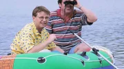 Lothar (Rene Heinersdorff, l.) und Benno (Willi Thomczyk) beobachten vom Schlauchboot aus den FKK Strand am anderen Ufer. Benno entdeckt zwar nicht seine Tochter, das Fernglas setzt er trotzdem nicht ab...