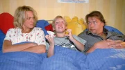 Seit Sandra mit Eike Schluß gemacht hat, terrorisiert sie Mutter Rita (Gaby Köster), Bruder Markus (Marius Theobald, M.) und Vater Horst (Frank Vockroth) mit Hard-Rock-Musik.