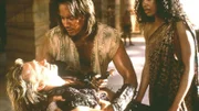 Der böse Dämon Dahak hat einen Dolch zum Schweben gebracht, der eigentlich Nebula (Gina Torres, re.) treffen sollte. Doch Iolaus (Michael Hurst, lieg.), der Nebula retten wollte, wird von dem Dolch durchbohrt. Wird er in Hercules (Kevin Sorbo) Armen sterben?