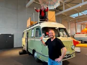 Friso Richter (vorne) besucht mit Lukas Lowack Oldtimer und historische Freizeitfahrzeuge auf dem Campingplatz am Heisterberger Weiher und im Erwin Hymer Museum.