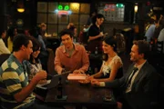 Wollen unbedingt das Geheimnis von Robin (Cobie Smulders, 2.v.r.) lüften: Ted (Josh Radnor, M.), Marshall (Jason Segel, l.), Barney (Neil Patrick Harris, r.) und Lily (Alyson Hannigan, 2.v.l.) ...