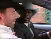 Trivette (Clarence Gilyard, re.) und Walker (Chuck Norris, li.) verfolgen den Kopfgeldjäger Waywell.