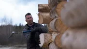 Joel Jacko baut das Dach seiner abgelegenen Familienhütte wieder auf (National Geographic/Wayne Shockey)