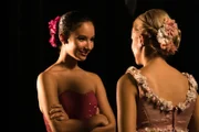 Ines (Eubha Akilade, li.) und Lena (Jessica Lord, re.) freuen sich auf die große Ballettaufführung in Brüssel beim Grand Prix der Choreografen.