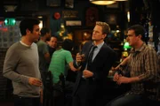 Während Ted (Josh Radnor, l.) erkennen muss, dass er von Marshall (Jason Segel, r.) und Barney (Neil Patrick Harris, M.) seit einiger Zeit belogen wurde, versucht Lily ein Geheimnis von Robin zu lüften ...