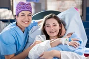 Leyla Sherbaz (Sanam Afrashteh, l.) mit Tochter Zoe (Melina Fabian, r.) und dem neugeborenen Baby.