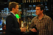 Während Ted feststellen muss, dass er von Marshall (Jason Segel, r.) und Barney (Neil Patrick Harris, l.) seit längerer Zeit belogen wurde, versucht Lily ein Geheimnis von Robin zu lüften ...