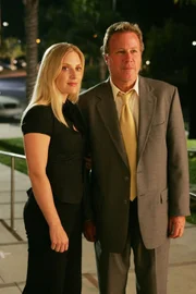 Calleighs (Emily Procter) Vater Duke (John Heard) bittet seine Tochter um Hilfe, da er glaubt im betrunkenen Zustand jemanden angefahren und Fahrerflucht begangen zu haben.