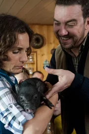 Vinzenz Griesshaber (Michael Sideris) hat Josefine (Sanne Schnapp) ein Hängebauchschweinchen zum Hochzeitstag geschenkt.