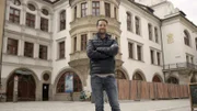 Mirko  Drotschmann vor dem Hofbräuhaus