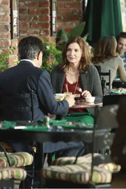 David Rossi (Joe Mantegna, l.) erhält Besuch von seiner Ex-Frau Carolyn (Isabella Hoffman, r.), die eine schlechte Nachricht für ihn hat ...