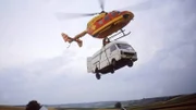 Eine waghalsige Aktion: Um Max in dem Lieferwagen zu retten, hebt das Medicopter-Team gleich den ganzen Lieferwagen von dem Sattelschlepper...