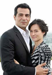 Sevim (Idil Üner) ist ihrem Mann Mehmet (Erol Sander) bei der Lösung eines Falles behilflich.