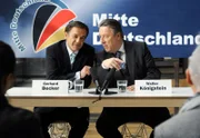 Walter Königstein (Hansjürgen Hürrig, rechts) koordiniert den Wahlkampf des Spitzenkandidaten Gerhard Becker (Peter Davor).