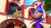 Pinocchio (l.) versucht gleichzeitig auf zwei Festen zu sein, seine Freundin Betulla (r.) soll ihn dabei unterstützen.