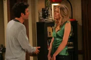 Ted (Josh Radnor, l.) und Stella (Sarah Chalke, r.) sind bereits seit zwei Monaten zusammen, hatten aber noch keinen Sex. Endlich wollen sie es angehen. Da jedoch Stella seit fünf Jahren keinen Sex hatte, bekommt Ted Angst, dass er ihre Erwartungen nicht erfüllen kann ...