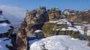 Meteora-Klöster in der Winterlandschaft. Sie liegen östlich des Pindus-Gebirges und sind seit vielen Jahren UNESCO-Weltkulturerbe.