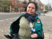 Amelie Cartolano, 18, kritisiert die mangelnde Umsetzung der UN -Behindertenrechtskonvention in Deutschland. Seit 14 Jahren sitzt sie im Rollstuhl und täglich stellen sich ihr Hindernisse in den Weg.