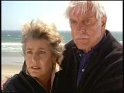 Mark (Dick Van Dyke, r.) und seine alte Freundin Danielle (Helen Reddy, l.) sind starr vor Schreck - soeben wurde auf sie geschossen.